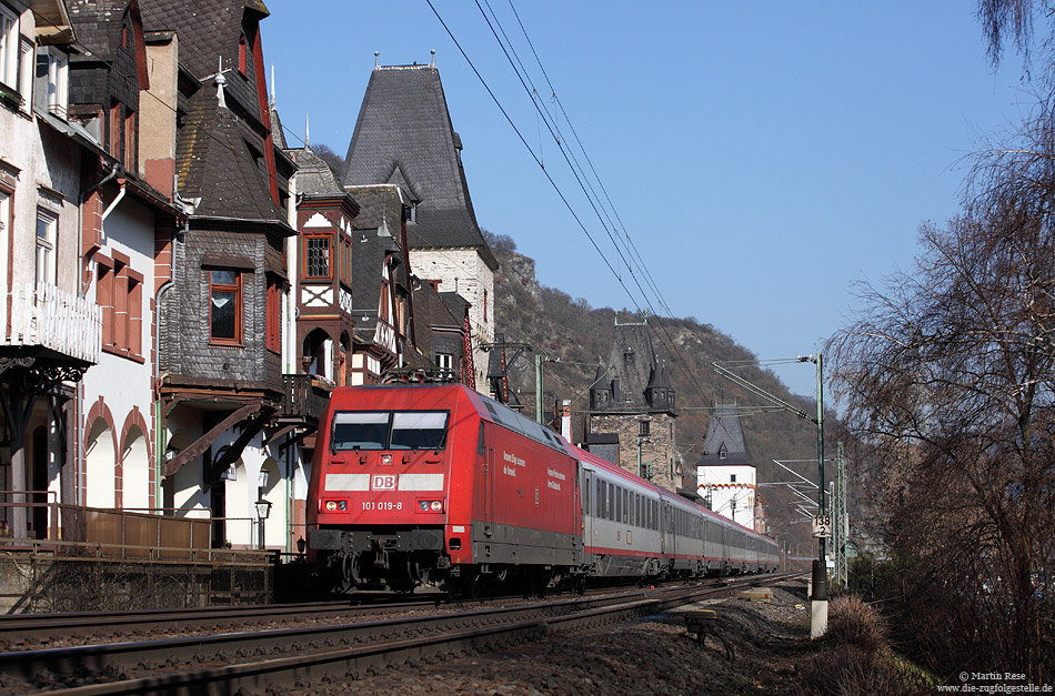 Mit dem IC119 (Münster – Innsbruck) passiert die 101 019 das malerische Örtchen Bacharach, 5.3.2013. Seit Anfang März sollte dieser Zug planmäßig mit der Baureihe 103 gefahren werden. Allerdings fanden die Einsätze der „Oldies“ hier bis Ende des Monats nicht statt.
