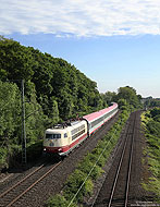 Im Mai kam die Baureihe 103 nun in ihren vorgesehenen Umlaufplan zum Einsatz – wenn sie denn nicht defekt war! Am 27.5.2013 bekam ich die Lok dann endlich einmal vor die Linse: Mit dem IC 119 (Münster – Salzburg) hat die 103 235 vor wenigen Augenblicken Köln Hbf verlassen.
