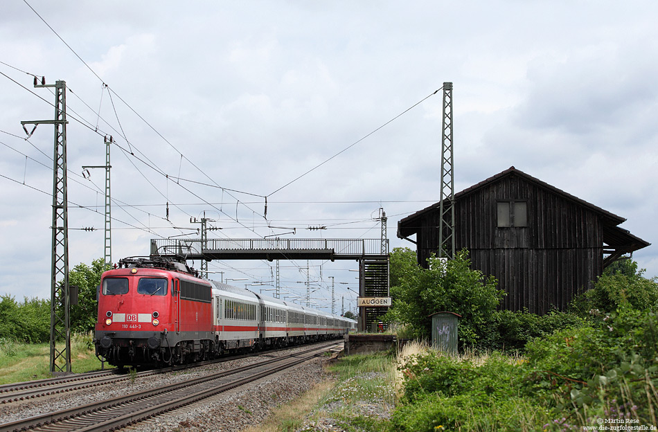 Nachdem die Einsätze der Baureihe 110 bei DB-Regio nahezu beendet sind, werden einige der Oldies weiterhin bei DB-Fernverkehr deutschlandweit eingesetzt. Mit dem Pbz2459 (Karlsruhe – Basel Bad Bf.) passiert die Dortmunder 110 441 den Haltepunkt Auggen.  4.7.2013