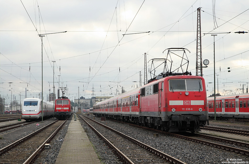 Noch immer befinden sich Lokomotiven der Baureihe 111 ohne ZWS im Bestand von DB-Regio. Zu den Loks zählt auch die Kölner 111 038, fotografiert am 20.12.2013 in Düsseldorf Abstellbahnhof.