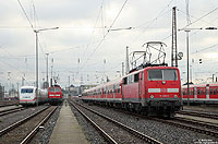 Noch immer befinden sich Lokomotiven der Baureihe 111 ohne ZWS im Bestand von DB-Regio. Zu den Loks zählt auch die Kölner 111 038, fotografiert am 20.12.2013 in Düsseldorf Abstellbahnhof.