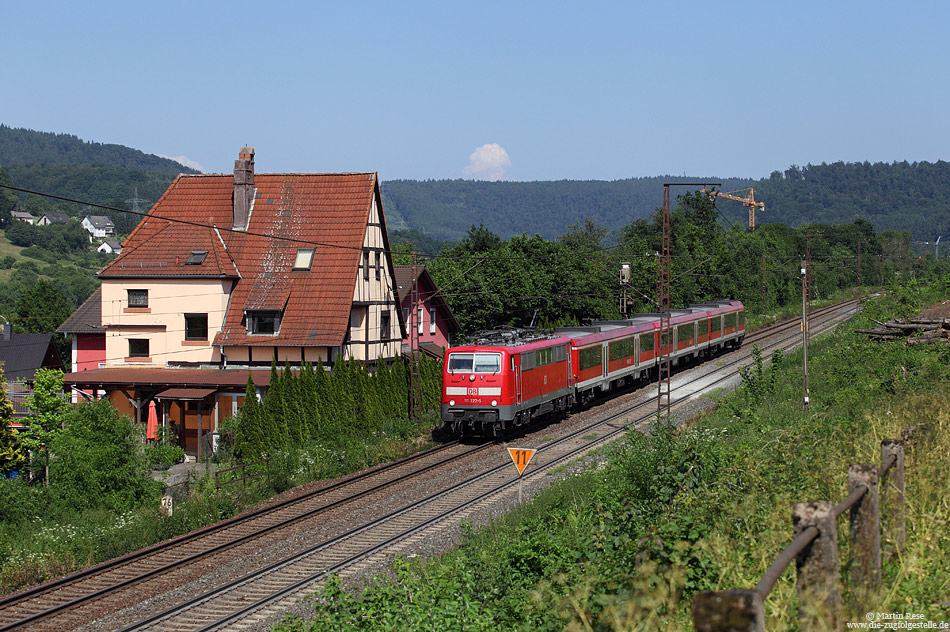 Im Nahverkehr zwischen Aschaffenburg und Heigenbrücken bzw. Gemünden kommen Nürnberger 111 zum Einsatz. Gebildet sind die Züge aus Modus-Wagen, die 1998 aus Mitteleinstiegswagen der Gattung Bmh (lange Halberstädter) umgebaut wurden. Als RB58364 rollt die 111 227 dem nächsten Halt Laufach entgegen. 19.6.2013