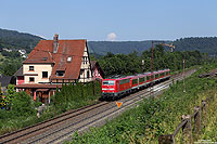 Im Nahverkehr zwischen Aschaffenburg und Heigenbrücken bzw. Gemünden kommen Nürnberger 111 zum Einsatz. Gebildet sind die Züge aus Modus-Wagen, die 1998 aus Mitteleinstiegswagen der Gattung Bmh (lange Halberstädter) umgebaut wurden. Als RB58364 rollt die 111 227 dem nächsten Halt Laufach entgegen. 19.6.2013