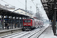 Die Bespannung der RE7 (Rheine – Köln – Krefeld) teilen sich Dortmunder 112 und Kölner 111. Am kalten 22.1.2013 fährt die 112 161 mit dem RE10708 nach Rheine in Unna ein. 
