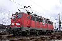 Inzwischen wurden einige Lokomotiven der Baureihe 140 und 151 an die Ruhrkohle AG verkauft. Am 21.2.2013 weilte die 140 789 zur Frist in Oberhausen Osterfeld Süd. Auch bei der RAG scheint die Außenreinigung nur ein unnötiger Kostenfaktor zu sein…