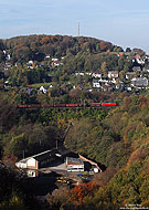 Nachdem der Bahndamm nahe Ennepetal auf einer Länge von etwa 150 Meter gerodet wurde, hat man hier einen freien Blick auf die Strecke. Mit einem gemischten Güterzug am Haken rollt eine unerkannt gebliebene 145 bergab gen Hagen. 31.10.2013 