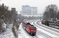 Die 31 Lokomotiven der Baureihe 146.0 sind beim Bh Dortmund beheimatet und kommen ausschließlich auf dem RE1, RE2, RE5 und RE6 zum Einsatz. Auf letzterer Linie war am 16.1.2013 die 146 006 unterwegs, fotografiert mit dem RE10619 (Düsseldorf – Minden) kurz nach Verlassen von Mülheim/Ruhr Hbf.
