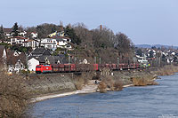Am 26.3.2013 war ich noch einmal an der rechten Rheinstrecke unterwegs. Dabei entstand bei Fahr Irlich die Aufnahme der 152 098 mit einem nordwärts fahrenden Kohlezug.