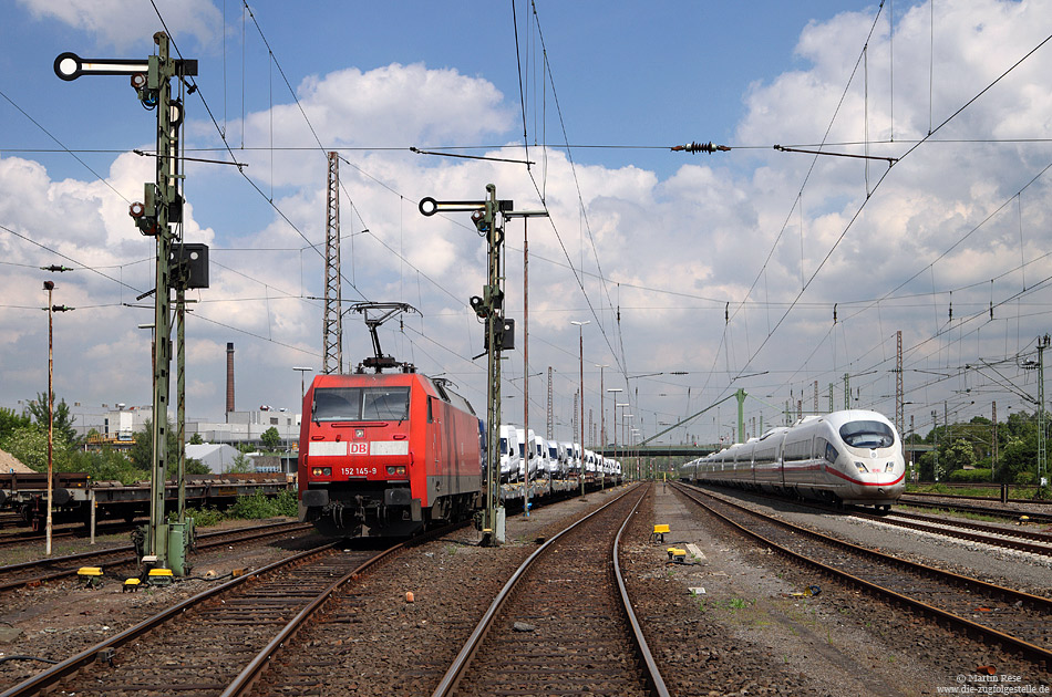 Nachdem große Teile des ehemaligen Güterbahnhofs Düsseldorf Derendorf städtebaulich genutzt werden, sind nur noch wenige Gleise in Betrieb. Am 5.6.2013 hat die 152 145 hier einen Autozug bespannt. Rechts im Bild steht der 403 008 zur Fahrt als ICE207 nach Basel. Für die Wendungen der ICE hat DB-Fernverkehr hier ein Gleis angemietet.