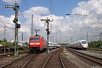 Nachdem große Teile des ehemaligen Güterbahnhofs Düsseldorf Derendorf städtebaulich genutzt werden, sind nur noch wenige Gleise in Betrieb. Am 5.6.2013 hat die 152 145 hier einen Autozug bespannt. Rechts im Bild steht der 403 008 zur Fahrt als ICE207 nach Basel. Für die Wendungen der ICE hat DB-Fernverkehr hier ein Gleis angemietet.