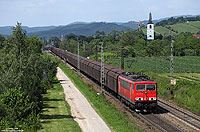 Eines der bekanntesten Motive entlang der Rheintalbahn findet man südlich von Denzlingen mit Blick auf den Ort. Hier fährt die 155 243 mit einem Schiebewandwagenzug gen Süden. 6.7.2013
