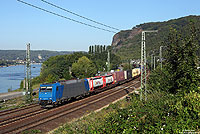 Die rechte Rheinstrecke ist immer ein Besuch wert! Am Morgen des 5.9.2013 fährt die 185 515 von Railtraxx bei Linz mit einem Containerzug gen Süden.