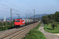 Am 30.8.2013 unternahm ich eine Fototour an die Filstalbahn (Stuttgart – Ulm). Nahe dem Haltepunk Kuchen fährt die 185 631 der HGK mit einem Kesselwagenzug gen Süden.