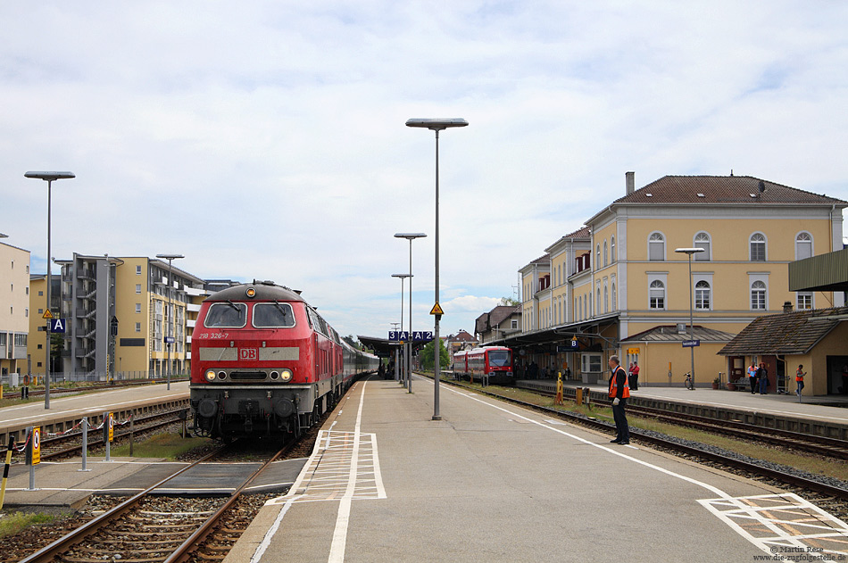 Mit dem IC118 (Salzburg – Münster) fahren die 218 326 und 218 491 in Friedrichshafen Stadt ein.
