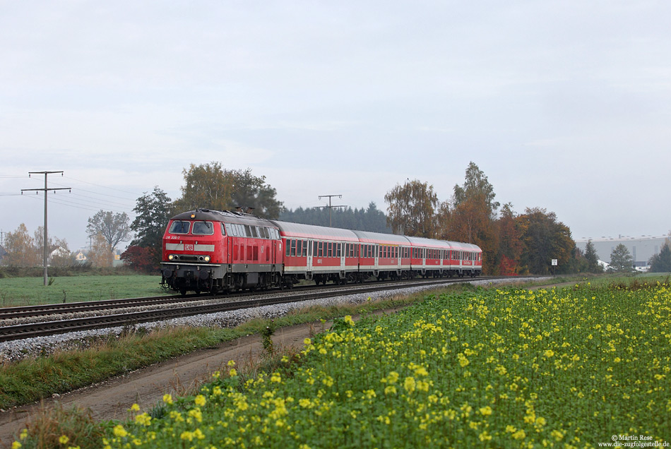 Die württembergische Südbahn ist das Haupteinsatzgebiet der Ulmer 218, die hier überwiegend mit Doppelstockwagen unterwegs sind. Einige Züge werden jedoch noch immer mit n-Wagen gefahren. So verkehrte am 25.10.2013 der IRE4207 mit solchen Wagen, fotografiert bei Bad Schussenried.