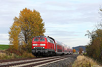 Mit dem IRE4229 (Stuttgart Hbf – Lindau Hbf) hat die 218 410 soeben den ehemaligen Haltepunkt Wattenweiler und damit die Wasserscheide von Rhein und Donau passiert. Nun geht es bis zum Bodensee stetig bergab. 25.10.2013