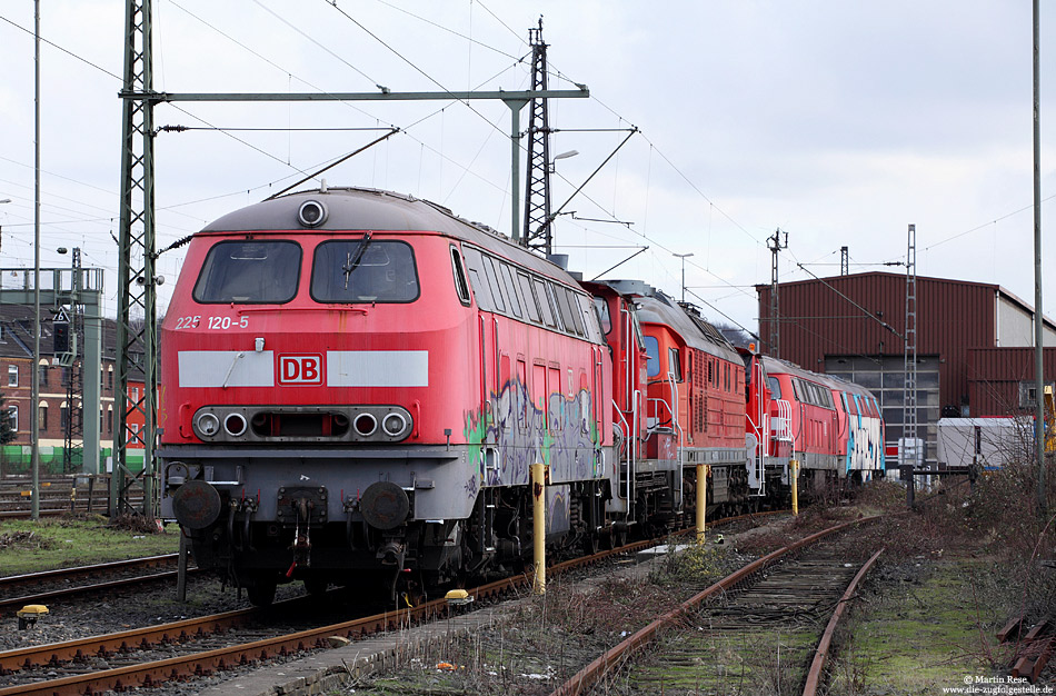 Am 21.2.2013 wartete ein Schrottzug in Oberhausen Osterfeld Süd auf die letzte Reise. Gebildet war der Zug aus der 225 120, 362 545, 232 377, 362 402, 225 150 und 225 026.