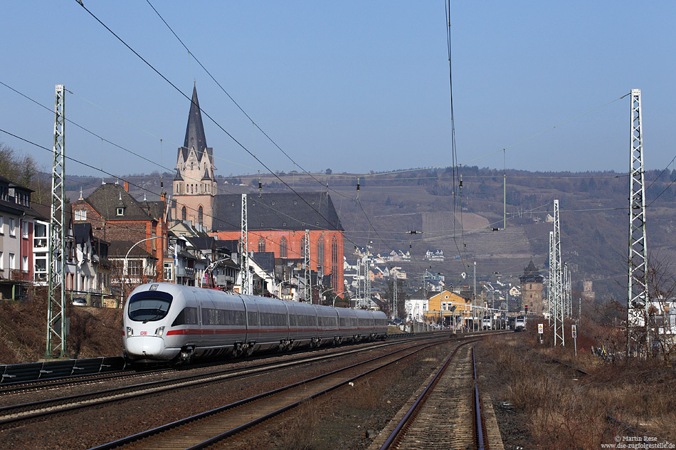 Die Baureihe 411 ist auch im Rheintal ein häufiger Gast. Allerdings verkehren die Züge hier nicht „bogenschnell“. Mit der Neigetechnik könnte man auch im kurvenreichen Rheintal die Fahrzeiten deutlich verkürzen. Am Morgen des 5.3.2013 durchfährt der 411 004 als ICE1521 (Dortmund – München) den Bahnhof von Oberwesel.