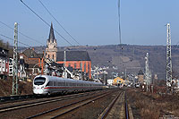 Die Baureihe 411 ist auch im Rheintal ein häufiger Gast. Allerdings verkehren die Züge hier nicht „bogenschnell“. Mit der Neigetechnik könnte man auch im kurvenreichen Rheintal die Fahrzeiten deutlich verkürzen. Am Morgen des 5.3.2013 durchfährt der 411 004 als ICE1521 (Dortmund – München) den Bahnhof von Oberwesel.