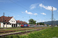 Während die Re421 der SBB-Cargo überwiegend im Güterzugverkehr eingesetzt wird, gehört die Bespannung der EC-Züge der Relation Zürich – München nach wie vor zu den Aufgaben dieser Baureihe. Am Nachmittag des 18.5.2013 passiert die Re421 394 mit dem EC195 nach München den Bahnhof Lindau Reutin ohne Halt.
