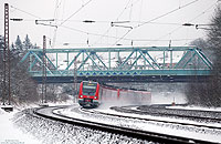 Der Großteil der S-Bahnen im VRR werden mit der Baureihe 422 gefahren. Am Nachmittag des 16.1.2013 fährt eine 422-Doppelgarnitur bei Mülheim/Ruhr Hbf als S1 von Dortmund nach Solingen Hbf.
