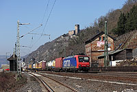 Schon seit Jahren zählen die Lokomotiven von SBB-Cargo im Rheintal zum gewohnten Bild. Am 5.3.2013 habe ich die 482 003 mit einem Containerzug in Kaub fotografiert.