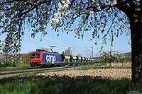 Wie schon im Vorwort erwähnt, verbrachte ich den 25.4.2013 an der Rheintalbahn. Nahe Kollmarsreute fährt die 482 027 der SBB-Cargo mit einem Schotterzug gen Süden.