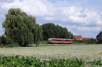 Bei Flomersheim fährt die aus dem 628 218 gebildete RB28540 nach Ramsen. Nächster Halt wird in Kürze der Haltepunkt Lampsheim sein. 20.8.2013