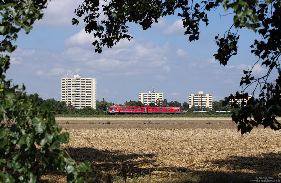 Auf den Strecken rund um Grünstadt dominieren Ludwigshafener 628. Die Aufnahme der RB28532 (Frankenthal – Ramsen) entstand zwischen Frankenthal und Flomersheim mit dem „Villenviertel“ von Frankenthal im Hintergrund. 20.8.2013
