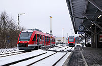 Auf der KBS443 (Siegen –) Kreuztal – Bad Berleburg kommen überwiegend LINT27 (Baureihe 640) der DB-Regio zum Einsatz. Die Aufnahme vom 25.1.2013 zeigt den 640 001 als RB29267 nach Bad Berleburg beim Kreuzungsaufenthalt in Hilchenbach. Im Hintergrund verlässt die aus dem 640 029 gebildete Regionalbahn 29272 nach Siegen den Bahnhof. 