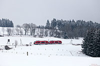 Der kurvenreiche Abschnitt westlich von Lützel hat so einige ländliche Fotomotive zu bieten. Hier fährt der 640 012 und 003 als RB29282 nach Siegen. 25.1.2013

