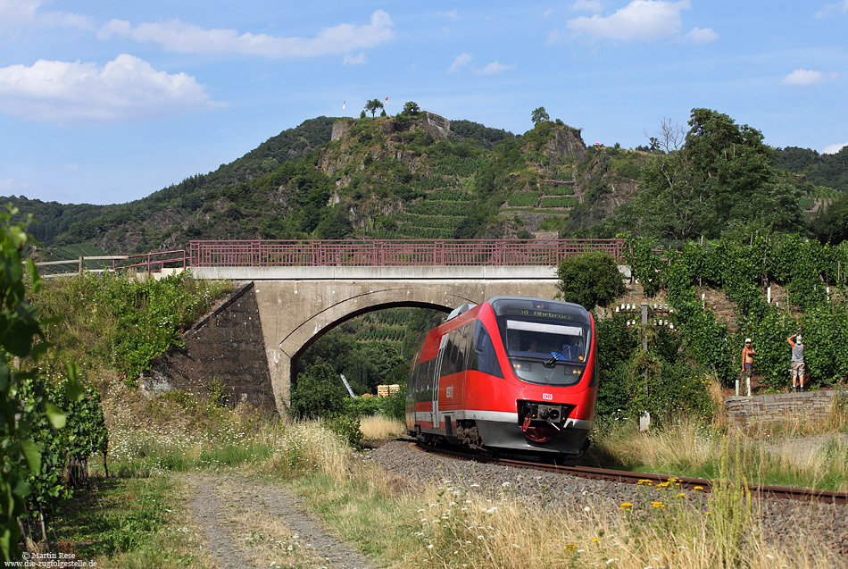 Die Ahrtalbahn (KBS477) ist immer wieder eine Reise wert! Bei Mayschoß passiert der 643 053 als RB12616 eine fotogene Feldwegbrücke. 5.8.2013