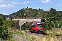 Die Ahrtalbahn (KBS477) ist immer wieder eine Reise wert! Bei Mayschoß passiert der 643 053 als RB12616 eine fotogene Feldwegbrücke. 5.8.2013