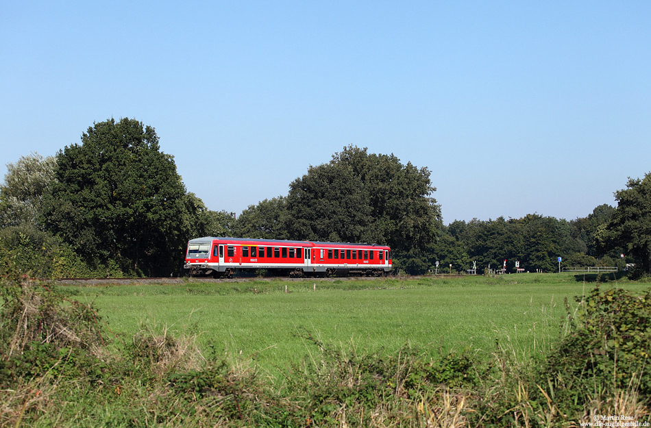 Die knapp 19 Kilometer lange Nebenbahn Wesel – Bocholt ist der Rest eines umfangreichen Streckennetzes rund um Bocholt. Der Nahverkehr wird mit einem Düsseldorfer 628 abgewickelt, der hier im Stundentakt pendelt. Am 1.10.2013 war dieses der 628 510, den ich als RB10275 nördlich von Hamminkeln fotografiert habe.
