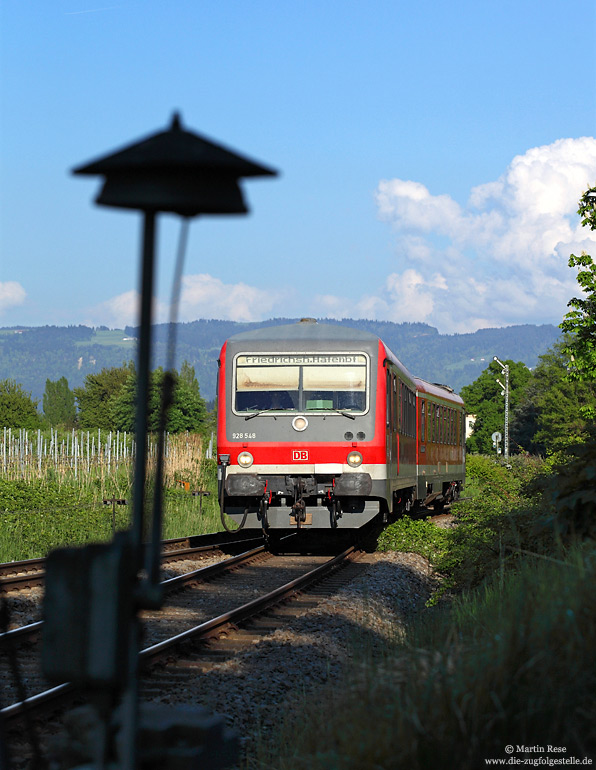 Entlang der Bodenseegürtelbahn sind noch einige Bahnhöfe mit Formsignalen ausgerüstet. So auch der Bahnhof Nonnenhorn. Mehrmals in der Stunde künden die Läutewerke dreier Bahnübergänge den nächsten Zug an. Hier habe ich den 628 548 fotografiert, der als RB22732 von Aulendorf nach Friedrichshafen Hafen unterwegs war.