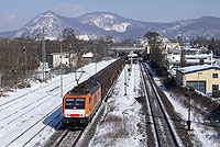 Auf dem Weg nach Süden passiert die E189 821 der LOCON AG den Bahnhof Bad Honnef. Im Hintergrund ist der Drachenfels zu sehen. 13.3.2013
