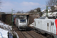 E37 520 und die E37 028 BB37000 der Akiem S.A.S. bei Erpel auf der rechten Rheinstrecke