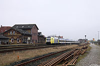 Auf dem Weg von Hamburg Altona nach Westerland passiert die ER20 012 mit dem NOB 81710 den Bahnhof Husum Nord. 17.2.2013