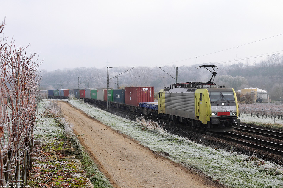 Mit einem Containerzug fährt die ES64 F4-031 nördlich von Lauffen (Neckar) gen Süden. 27.11.2013
