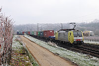 Mit einem Containerzug fährt die ES64 F4-031 nördlich von Lauffen (Neckar) gen Süden. 27.11.2013
