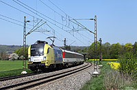Seit dem 8.3.2013 ist der silber/gelbe Dispolok-Taurus ES64 U2-025 bei DB-Fernverkehr im Einsatz. Am Mittag des 25.4.2013 fährt die Lok mit dem EC7 (Hamburg Altona – Chur) bei Kollmarsreute dem nächsten Halt Freiburg entgegen.