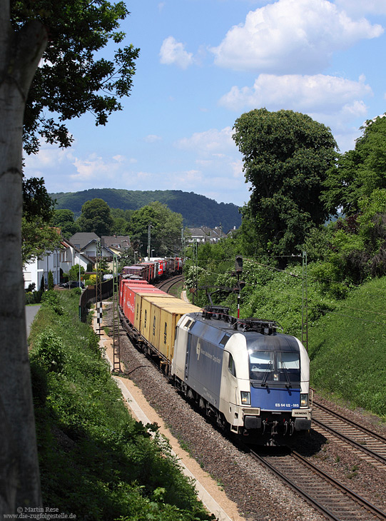 Gleich elf Tauri von Siemens sind bei der „Wiener Lokalbahn“ im Einsatz. Am 6.6.2013 habe ich die ES64 U2-060 südlich von Unkel auf der rechten Rheinstrecke fotografiert.