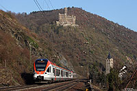 Seit Dezember 2010 betreibt die VIAS GmbH den Nahverkehr auf der Strecke Frankfurt – Wiesbaden – Koblenz. Unterhalb der Burg Maus fährt der ET401 im letzten Licht des 5.3.2013 als VIA25020 von Frankfurt nach Neuwied.
