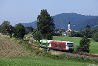 Der Gesamtverkehr auf der zur Breisgau-S-Bahn zählenden Strecke Denzlingen – Elzach wird mit Regioshuttle gefahren. Am Vormittag des 6.7.2013 hat die BSB88418 bei Oberwinden nur noch ein paar Kilometer bis zum Ziel Elzach.
