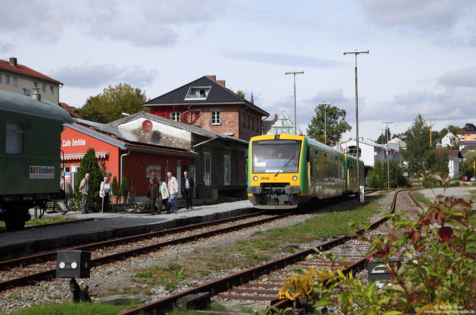 Auf der Ilztalbahn (Passau – Freyung) finden an den Wochenenden in den Sommermonaten Sonderfahrten statt. Der reguläre Reisezugverkehr endete hier im Sommer 1982. Am Nachmittag des 22.9.2013 hat die aus dem VT17 und VT19 gebildete RB32874 den Endbahnhof Freyung erreicht.