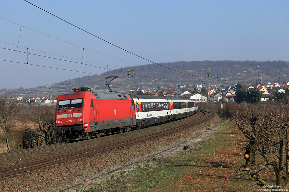 Bei Gau Algesheim legt sich die 101 013 mit dem EC8 (Zürich – Hamburg Altona) in die Kurve.