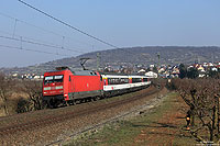 Bei Gau Algesheim legt sich die 101 013 mit dem EC8 (Zürich – Hamburg Altona) in die Kurve.