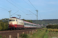 Beliebtes Fotomotiv ist der mit der Baureihe 103 bespannte IC118/119. Am frühen Abend des 17.9.2014 fährt die 103 113 mit dem IC118 bei Gau Algesheim nach Münster Hbf. 