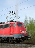 Den Achtungspfiff einer Lokomotive kann man mitunter nicht nur hören sondern auch sehen: Während der langen Abstellzeit der 110 300 in Koblenz Lützel sammelte sich Regenwasser in der Pfeifeinrichtung, welches beim Prüfen der Lokpfeife ins Freie strömt… 3.4.2014