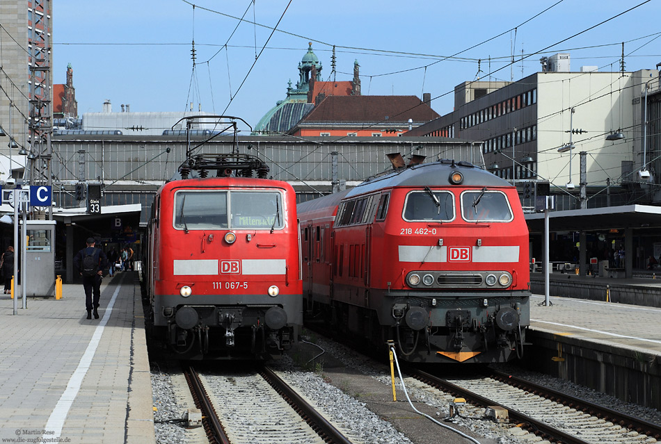 Noch vor wenigen Jahren waren die Baureihen 111 und 218 bei der DB unverzichtbar. Zwischenzeitlich gehören beide Baureihen fast schon zum „alten Eisen“! Am 5.5.2014 stehen die 111 067 und 218 462 mit ihren Zügen nach Mittenwald bzw. Füssen abfahrbereit in München Hbf.

